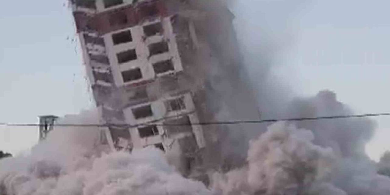 Dinamitle Patlatılarak Aynı Anda Yıkılan 16 Katlı 2 Binadan Geriye Enkaz Kaldı