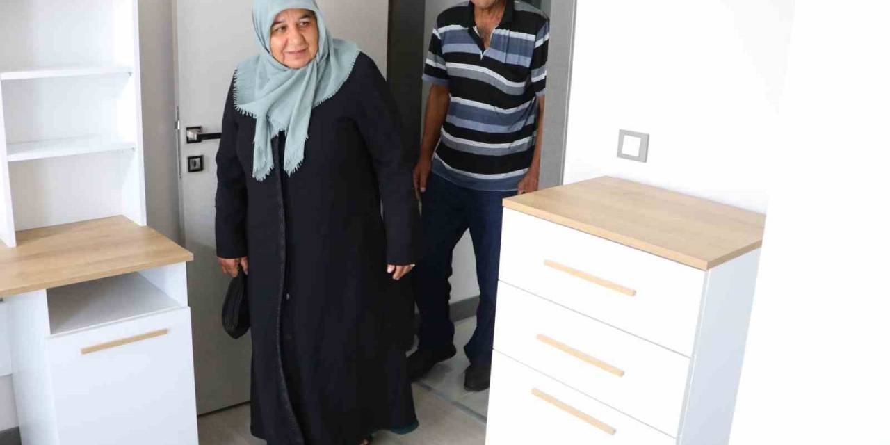 Depremzede Aile, Afet Konutlarındaki Örnek Daireyi Gezdi
