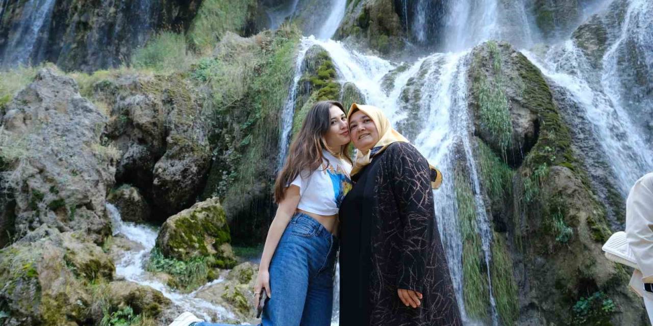 Girlevik Şelalesi’nde Hafta Sonu Yoğunluğu