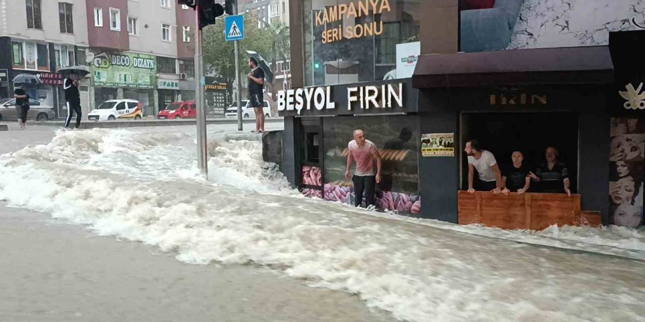 Samsun’da Metrekareye 103 Kilo Yağış Düştü, Şehir Sel Sularıyla Doldu