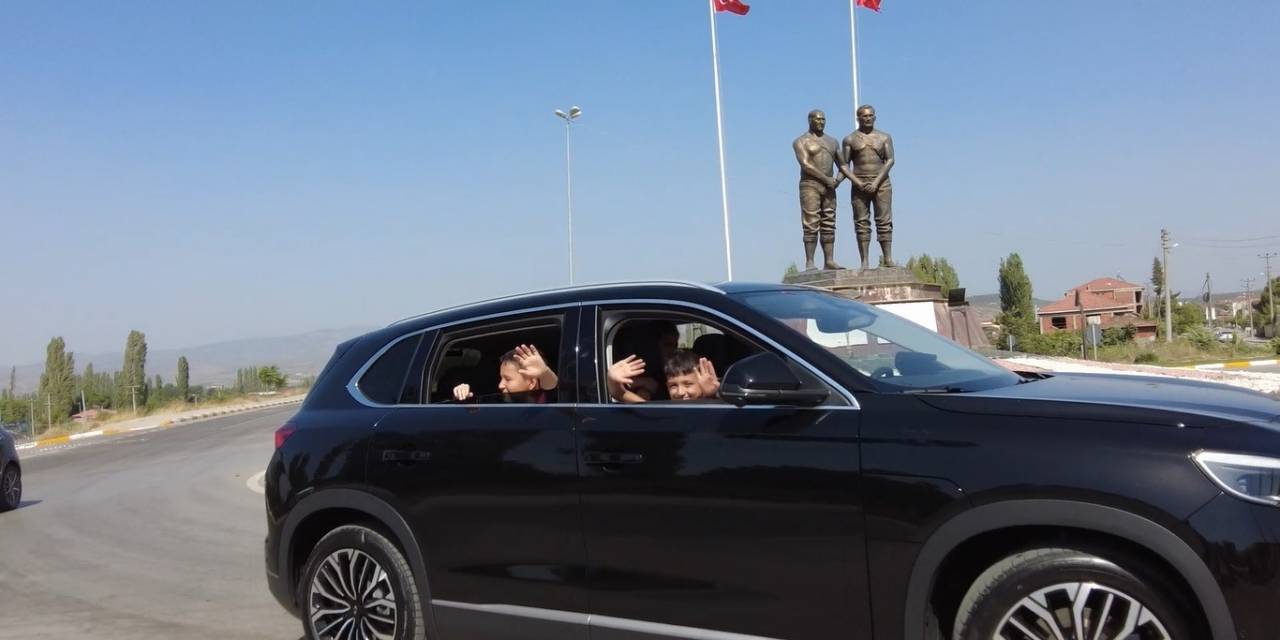 Mahallenin Çocukları Togg’a Bindi, Şehir Turu Attı