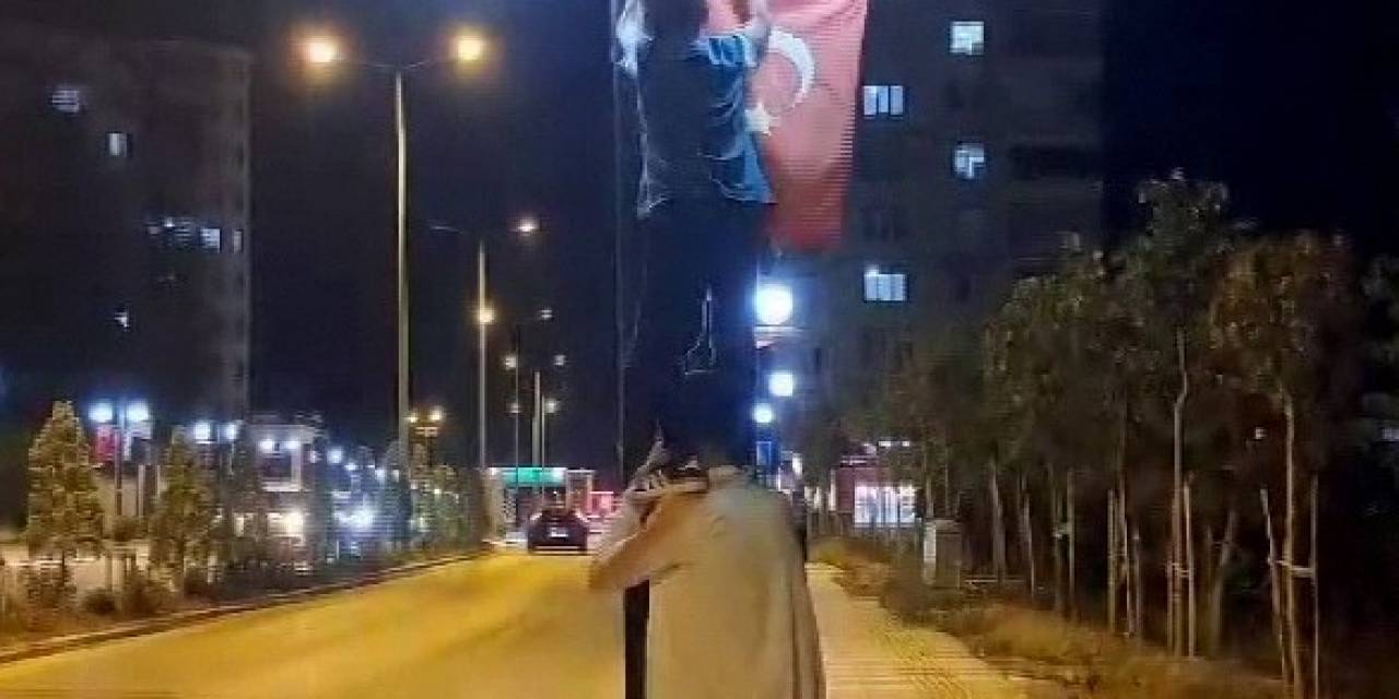 Gençlerin Bayrak Hassasiyeti Duygulandırdı