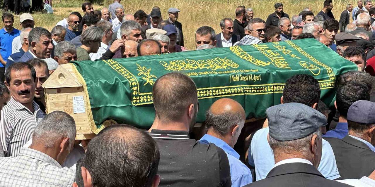 Bıçaklı Saldırıya Uğrayan Bim Çalışanı Yüksekova’da Toprağa Verildi