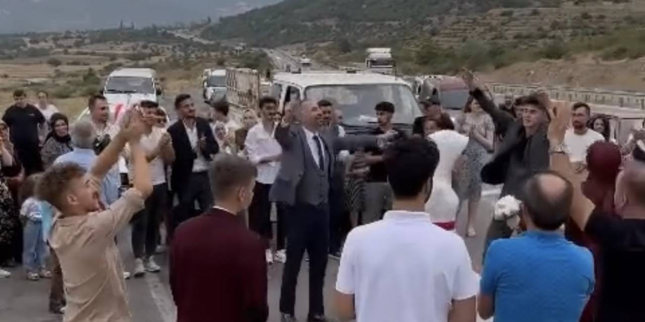 Karayolunda Düğün Eğlencesi Molası