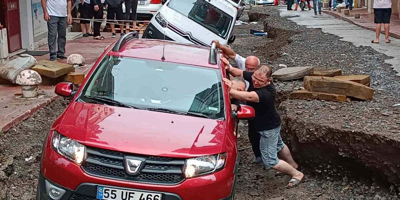 Samsun’da Sel Afeti: Cadde Yarıldı, Araçlar Yolun İçinde Mahsur Kaldı