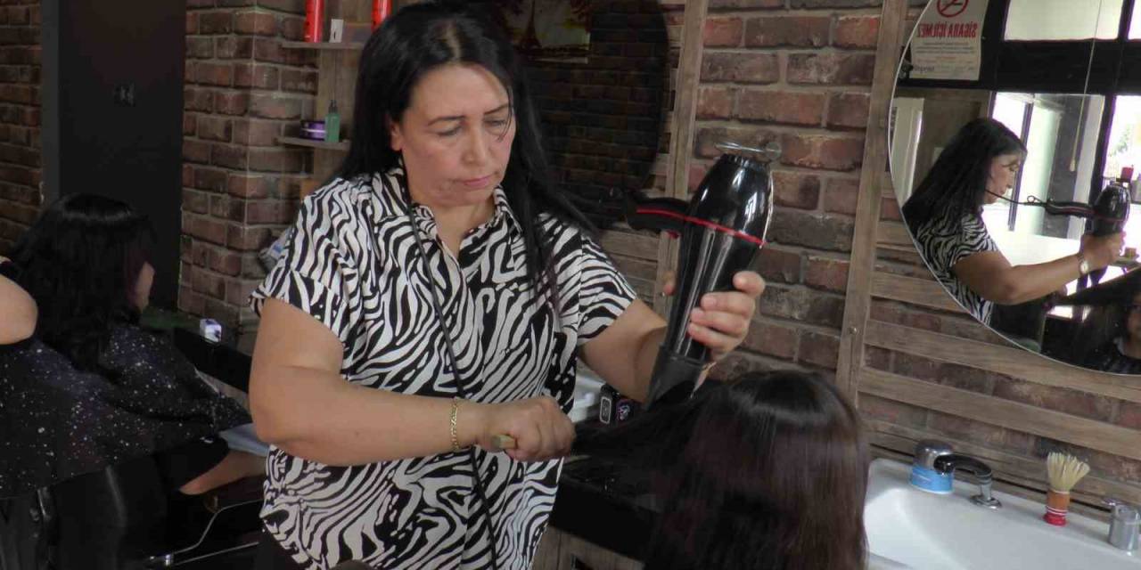 Kuaför Muhtar Okul Öncesi Mahallesindeki Öğrencileri Traş Etti