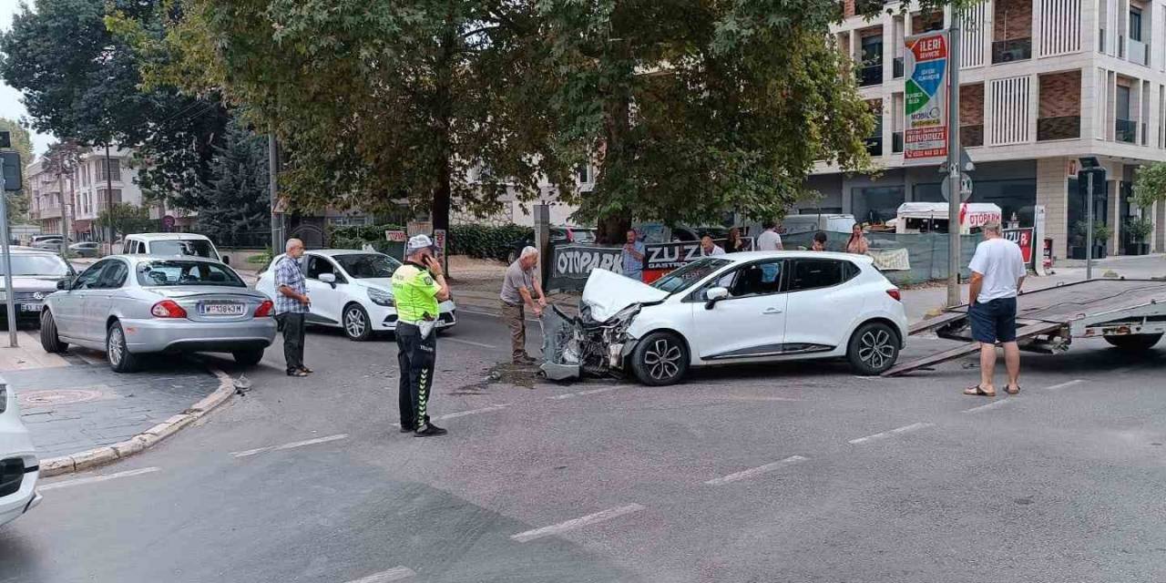 Düzce’de İki Otomobil Çarpıştı: 2 Yaralı