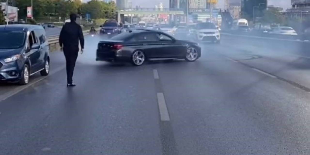 İstanbul’da Düğün Konvoyundaki Araçlar Otobanda Yol Kesip Drift Attı