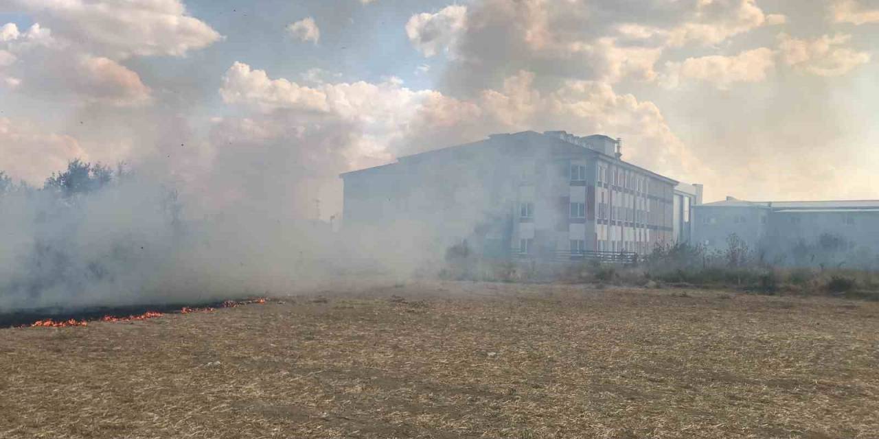 Edirne’de Anız Yangını Okula Ve Otoparka Sıçramadan Söndürüldü