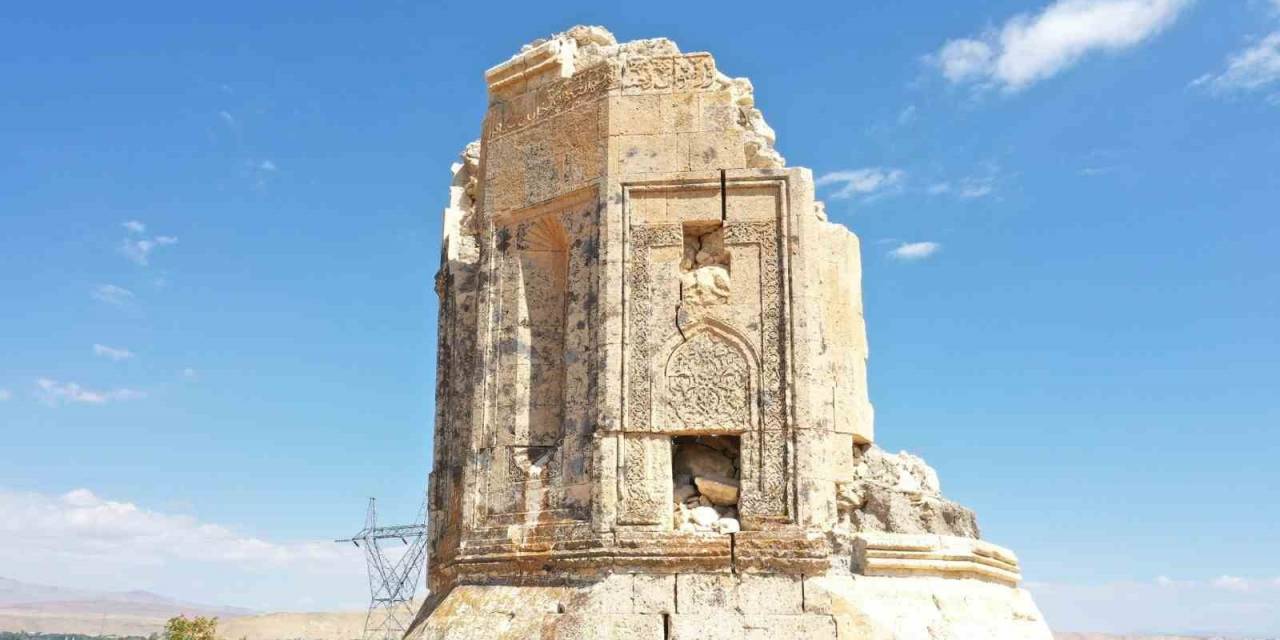 600 Yıllık Kara Yusuf Bey Kümbeti Onarılmayı Bekliyor