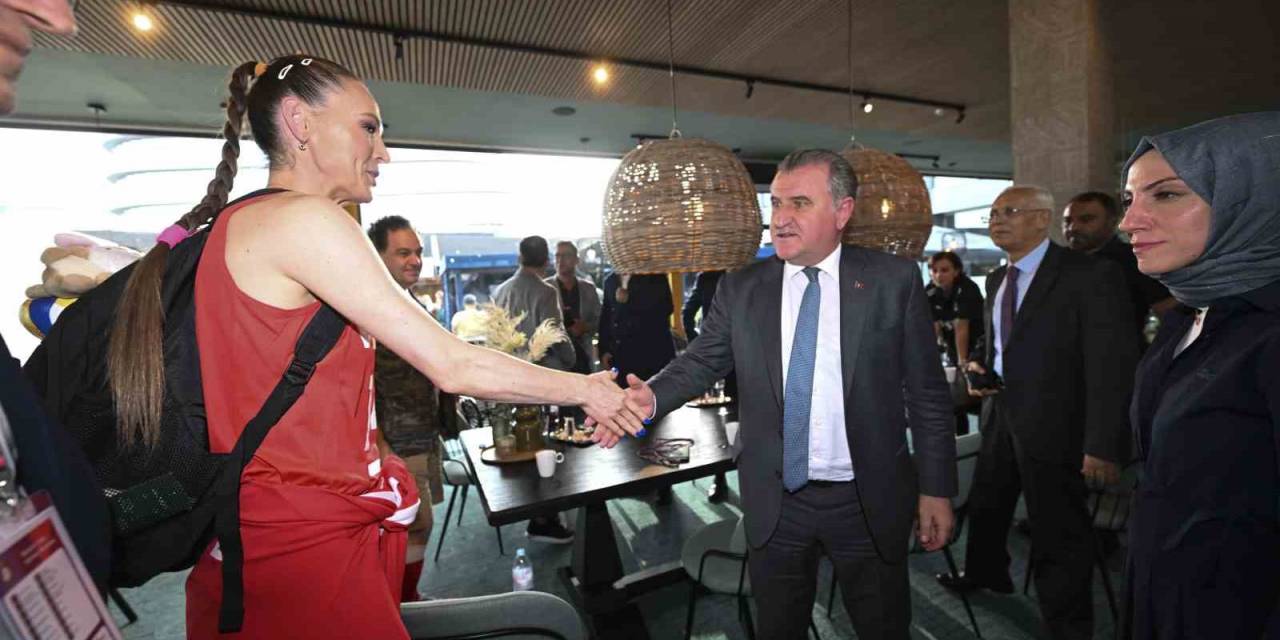 Bakan Bak’tan Filenin Sultanları’na Final Öncesi Moral Ziyareti