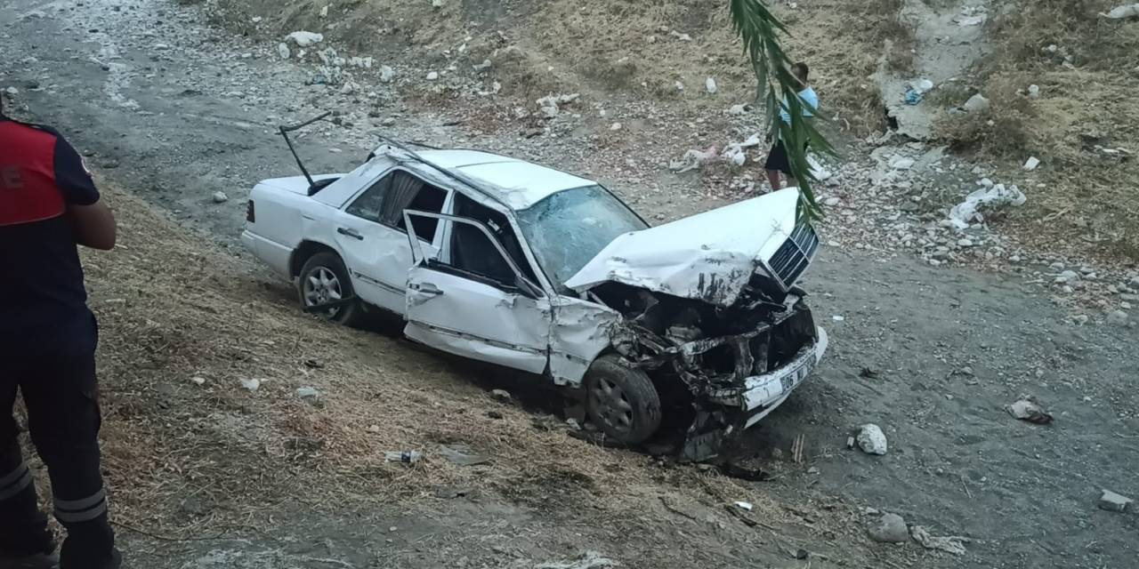 Virajı Alamayan Otomobil Dereye Uçtu: 1 Yaralı