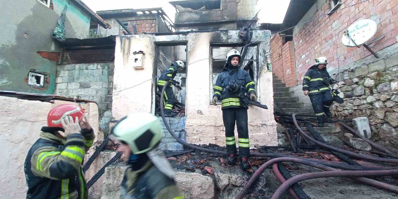 Tek Katlı Ev Alev Alev Yandı, İtfaiye Dar Sokakta Böyle Müdahale Etti