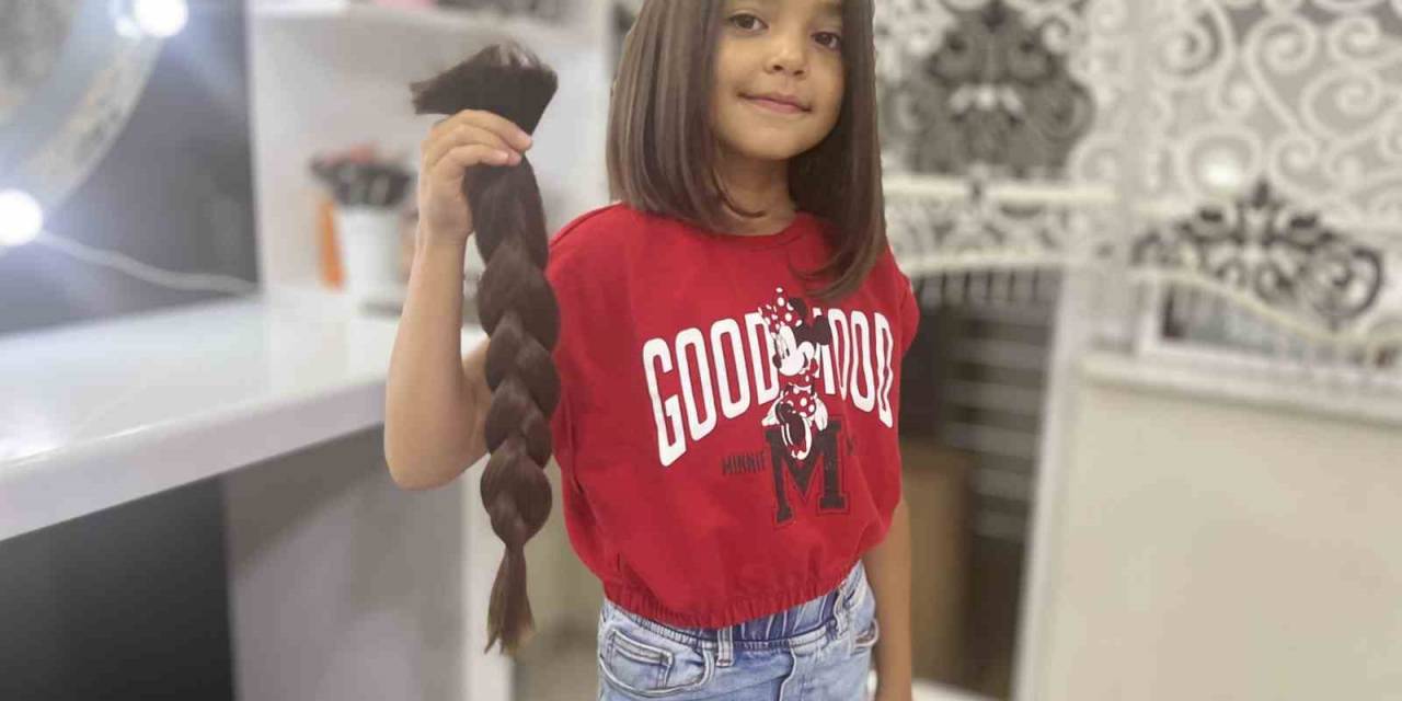 8 Yaşındaki Azra, Lösemi Hastaları İçin Saçlarını Bağışladı