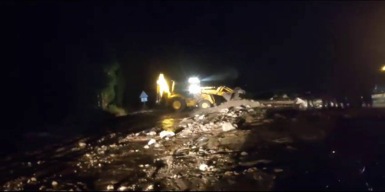 Sivas’ta Sel Birçok Köy Yolunu Ulaşıma Kapattı