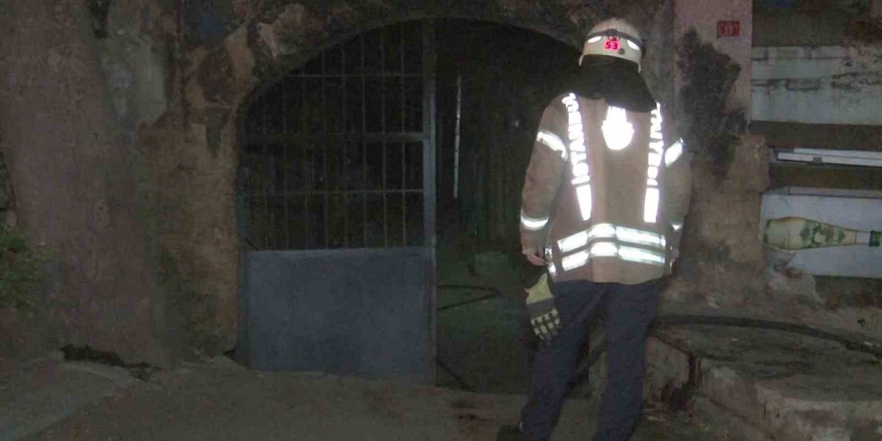 Beyoğlu’nda Tarihi Kurşunlu Han’da Yangın