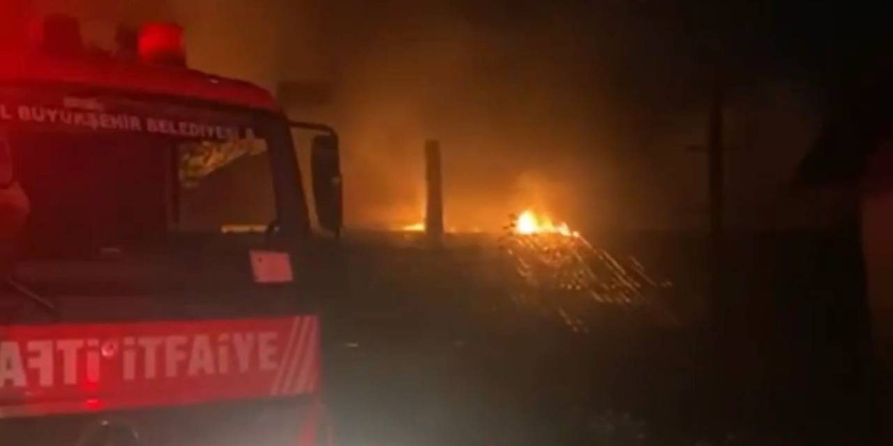 Sarıyer’de Metruk Bina Alev Alev Yandı
