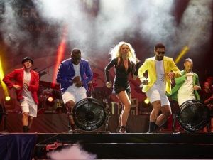 Hadise, İzmirlilerle Hasret Giderdi