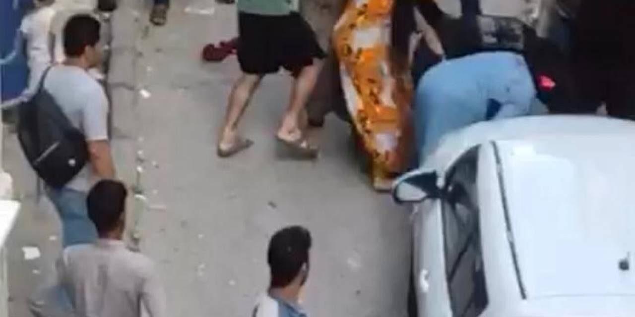 İstanbul’da Satırlı Ve Sopalı Meydan Kavgası Kamerada: Kadını Yerde Sürükleyip Dövdüler