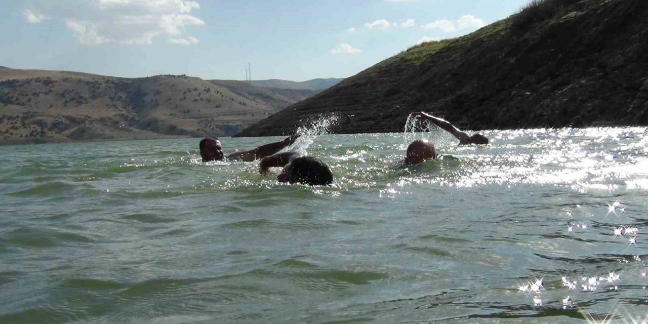 Kars’ta Sıcaktan Bunalan Vatandaşlar Barajda Serinleniyor