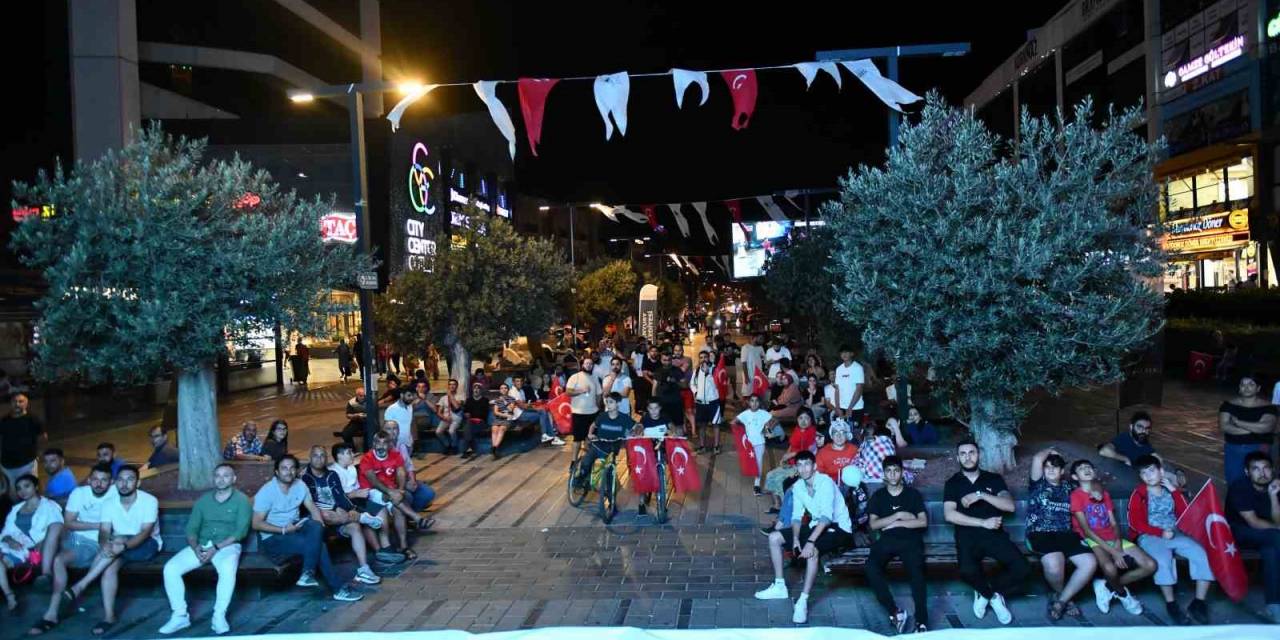 Esenyurtlular Türkiye-sırbistan Maçını Dev Ekranda İzledi