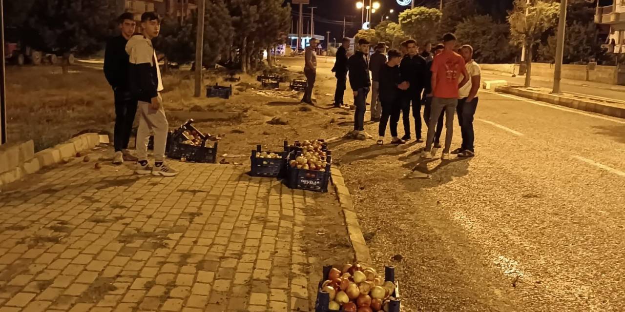 Kaldırıma Çarpan Kamyondan Yola Dağılan Elmaları Vatandaşlar Topladı