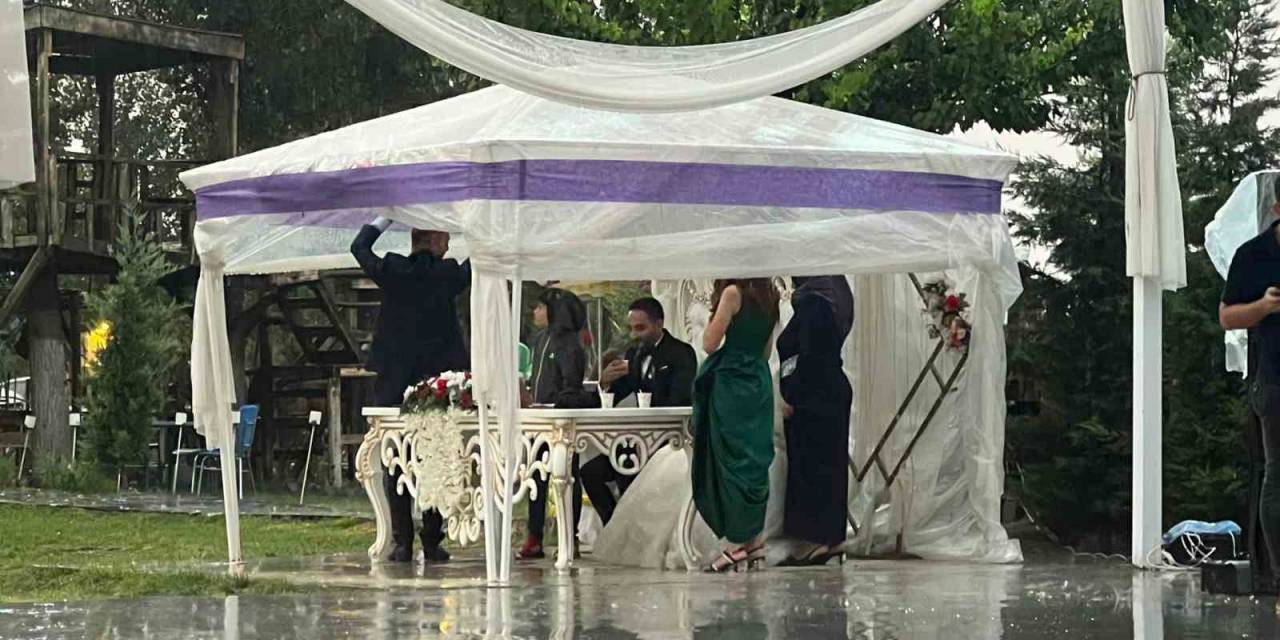 Sağanak Altında ‘Evet’ Dediler