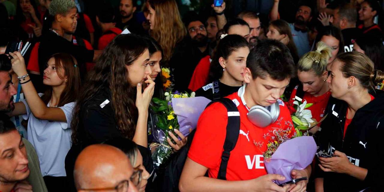 Avrupa Şampiyonu Filenin Sultanları, Türkiye’ye Döndü