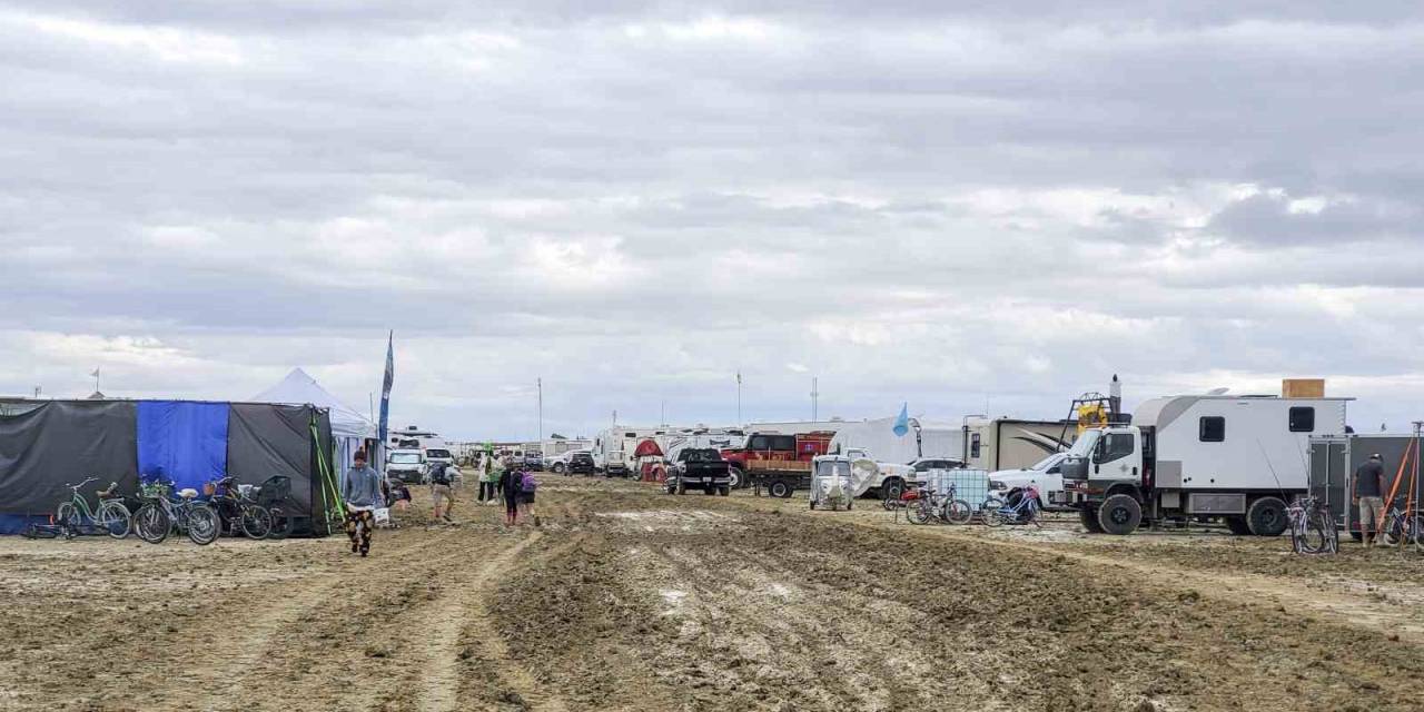 Abd’de Şiddetli Yağış Festival Alanını Bataklığa Çevirdi