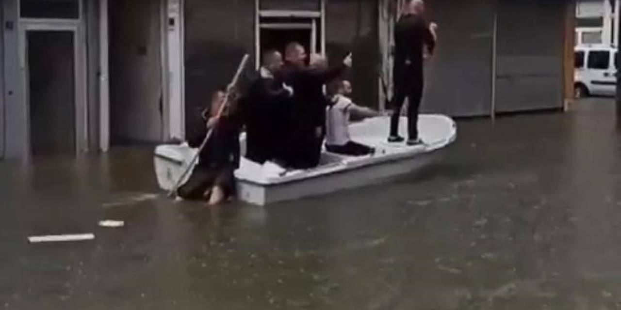 Sel Vuran Sanayide Kayıkla Gezenler Gündem Oldu