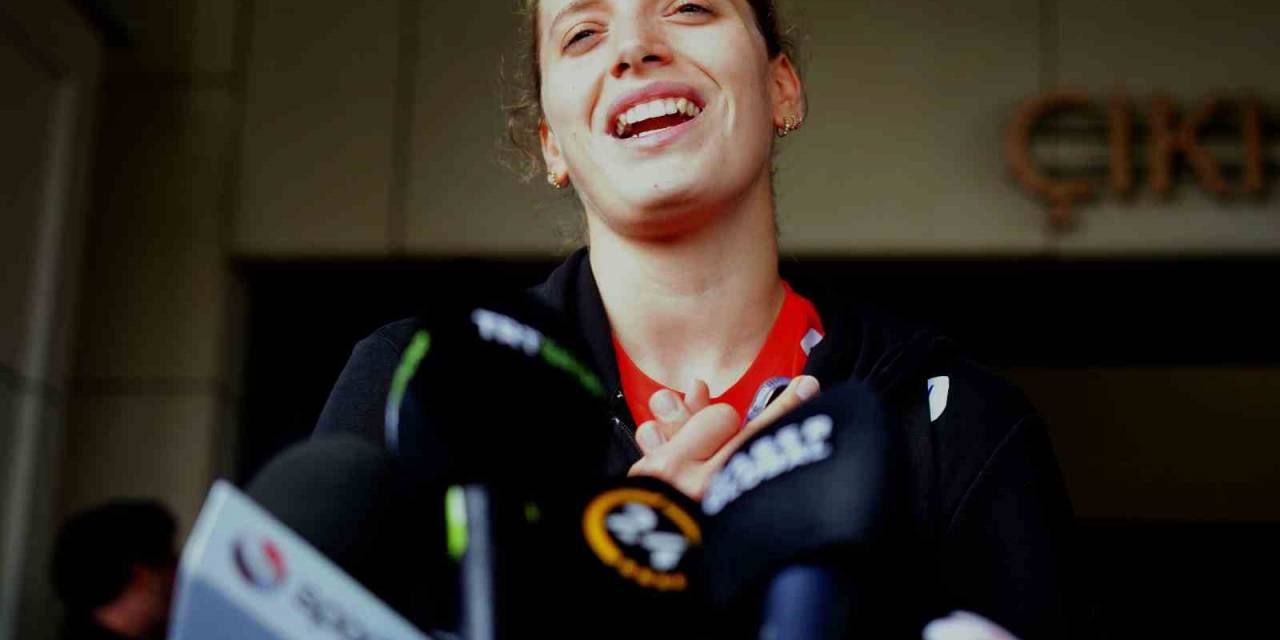 Cansu Özbay: “Bu Daha Başlangıç, İnşallah Çok Daha Güzel Kupalar Kazanacağız Beraber”