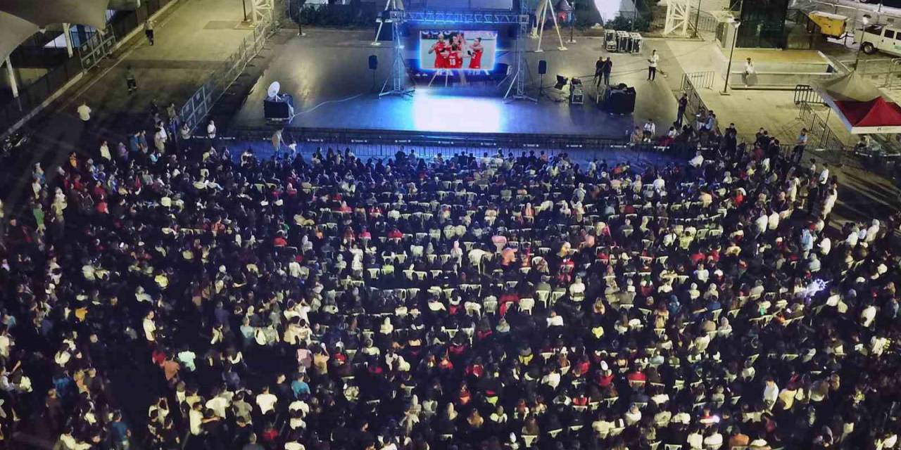 Küçükçekmeceliler Şampiyon İçin Tek Yürek Oldu