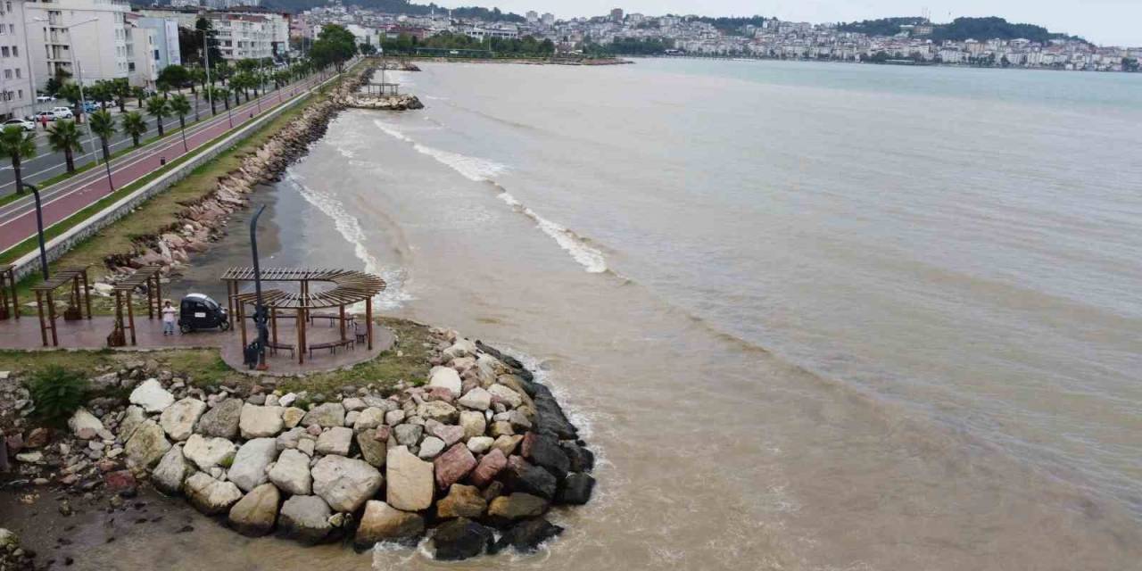 Ordu’da Denizin Rengi Çamura Bulandı