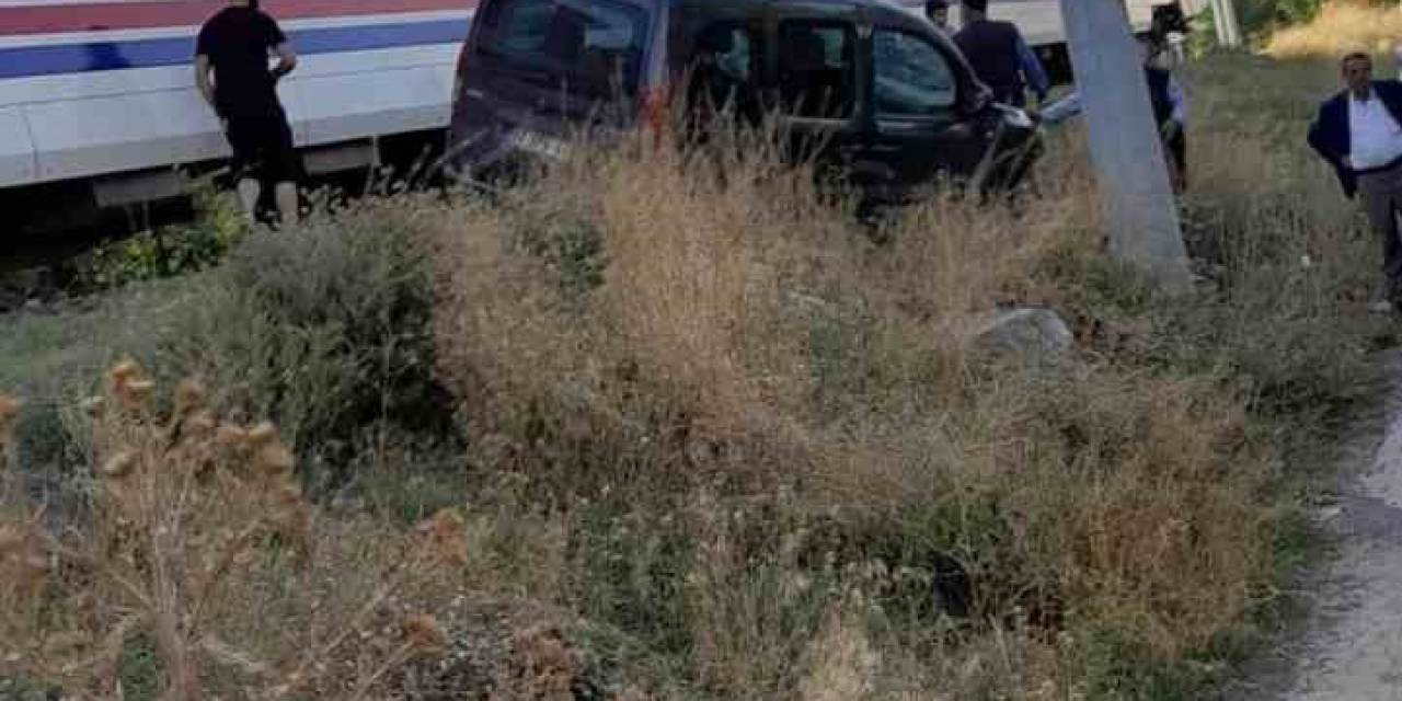 Van’da Tren Hemzemin Geçitte Otomobile Çarptı: 1 Yaralı