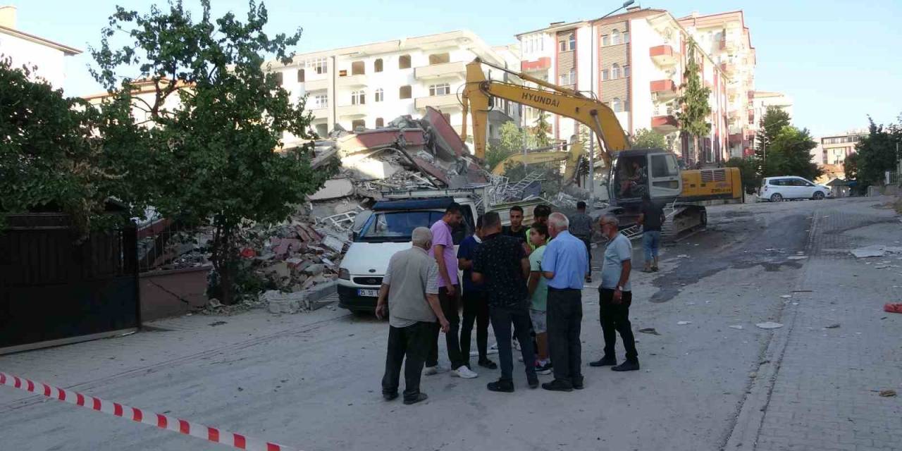 Malatya’da “Bina Çöktü, İş Makinesi Altında Kaldı" İhbarı Polisi Alarma Geçirdi