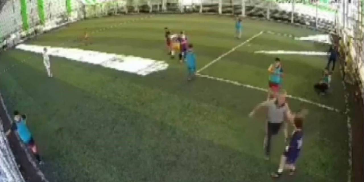 Futbol Antrenöründen Antrenmanda 12 Yaşındaki Çocuğa Dayak