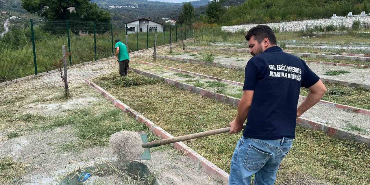 Mezarlıklarda Bakım Ve Temizlik Çalışmaları Sürüyor