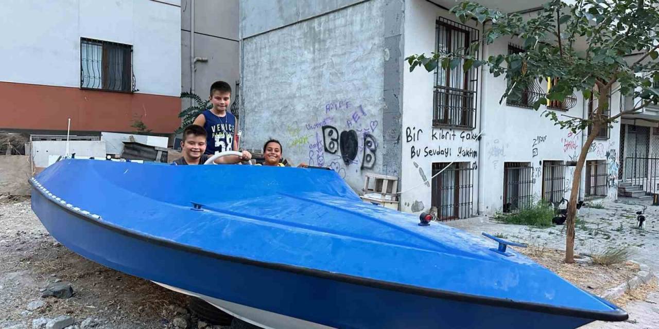 Küçükçekmece’de Atıl Haldeki Tekne Çocukların Oyun Alanı Oldu