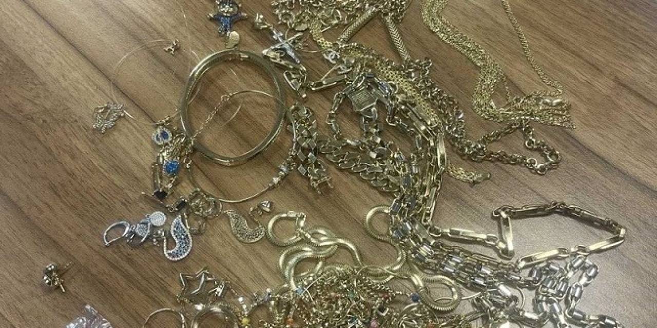 İç Çamaşırı Ve Koltuklara Gizlenen 20 Bin Euroluk Altın Ve Gümüş Komşuya Takıldı