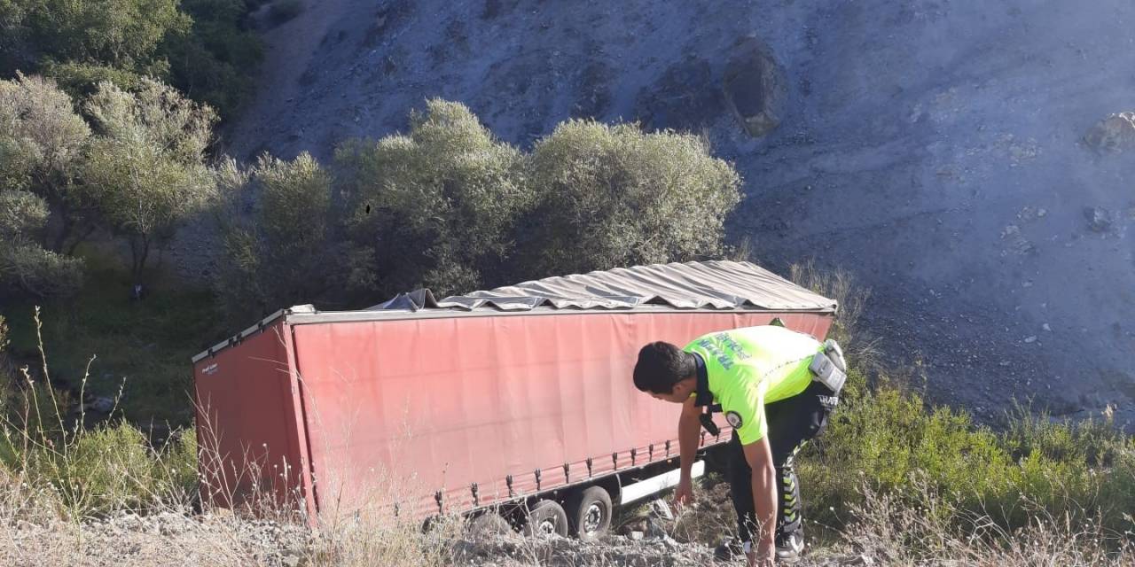 Erzincan’da Tır Şarampole Uçtu