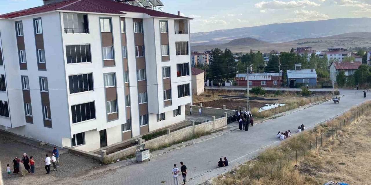 4’üncü Kattan Düşen Çocuk Hayatını Kaybetti