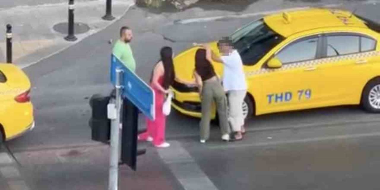 İstanbul’da Taksici Ve Kadın Müşterilerin Tekmeli Kavgası Kamerada: Yere Savurduğu Kadın Çanta Fırlattı