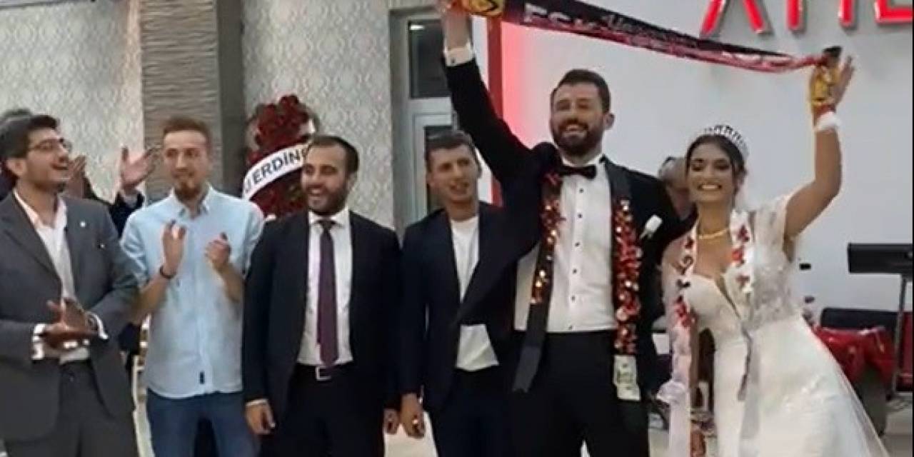 Eskişehirsporlu Çift Marşlarla Düğün Salonunu Tribüne Çevirdi