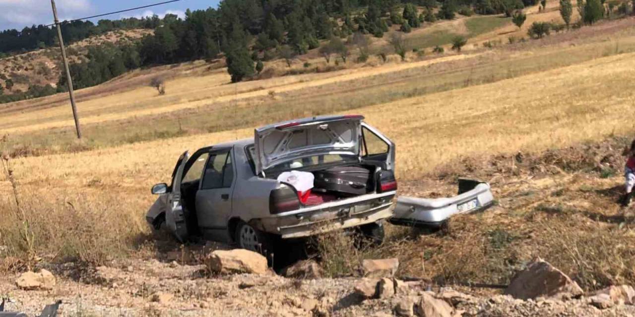 Kütahya Emet’te Otomobil Tarlaya Uçtu: 3 Yaralı