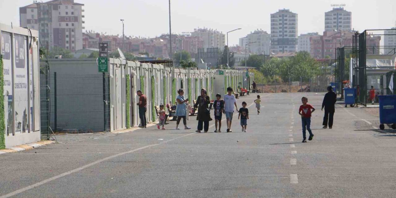 Diyarbakır’da Konteyner Kentte Kalan 540 Öğrenci Servislerle Okullarına Götürülüyor