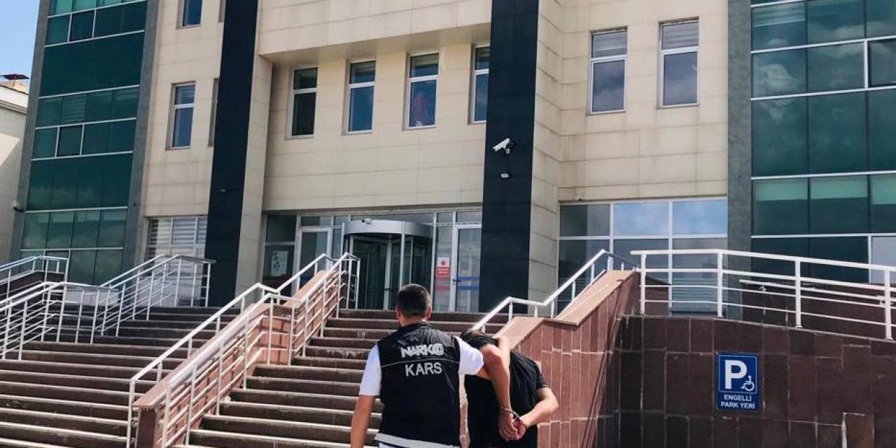 Kars’ta Ayakkabıdan Uyuşturucu Çıktı