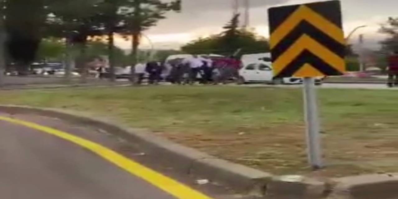 Kavşakta Tekme Tokat Kavga Ettiler