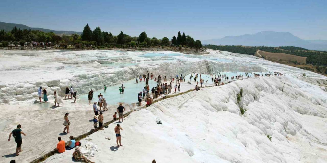 Pamukkale’nin Ziyaretçi Sayısı Her Geçen Gün Artıyor