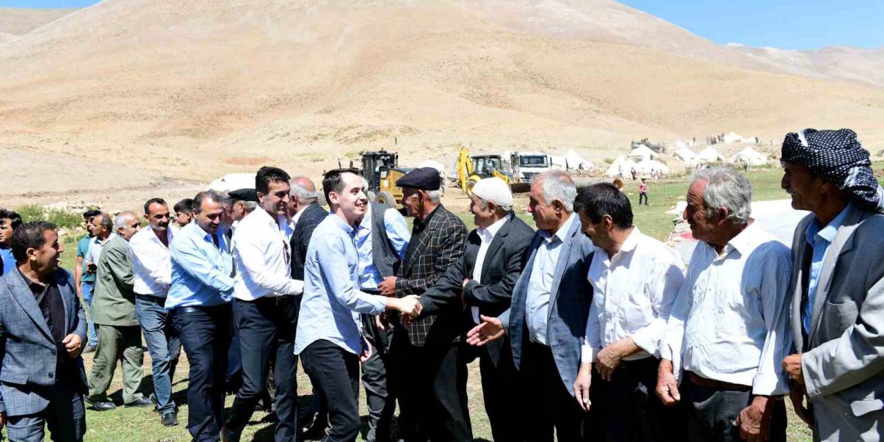 At Sırtında 8 Saat Zorlu Yolculuk Yapan Yaylacıların Yol Sevinci