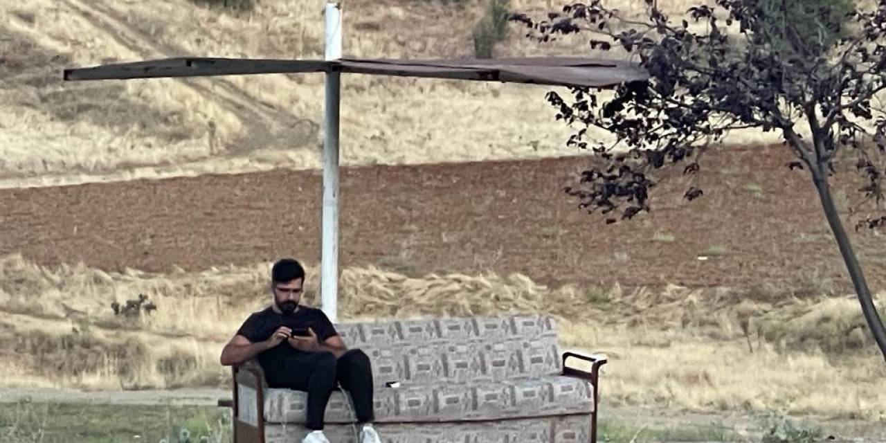 Anayolun Kenarındaki Kanepeli Durağı Görenler Şaşırıyor